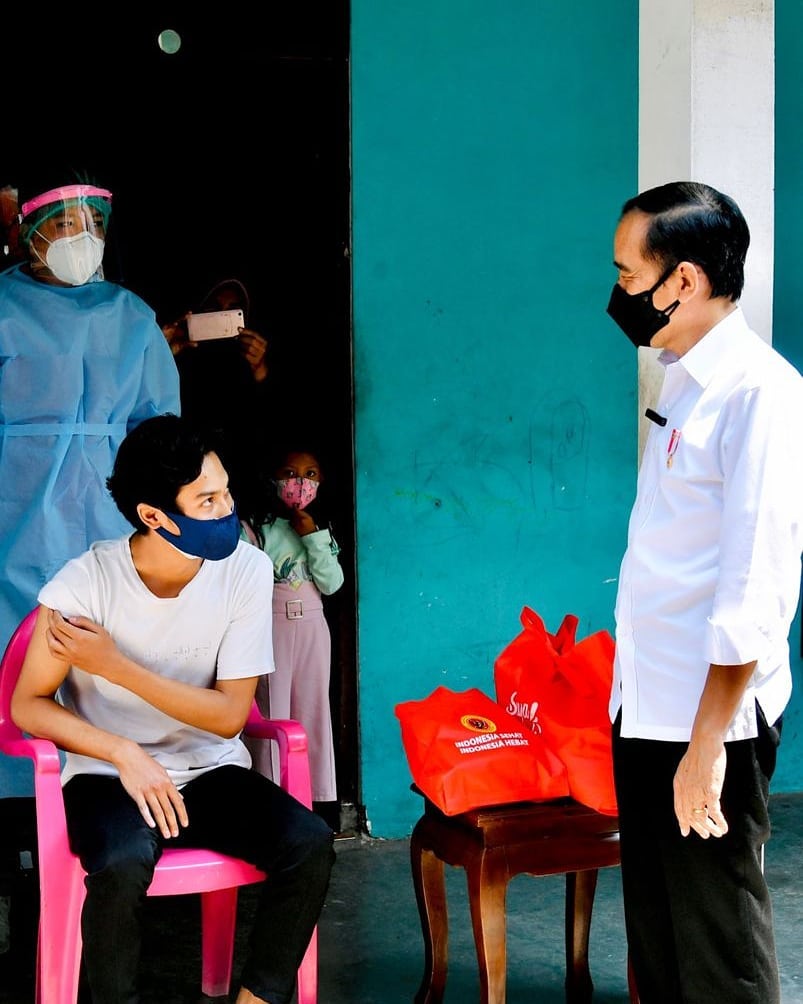 Setelah Tinjau Vaksinasi Pelajar di Madiun, Jokowi Blusukan ke Kampung Pesilat