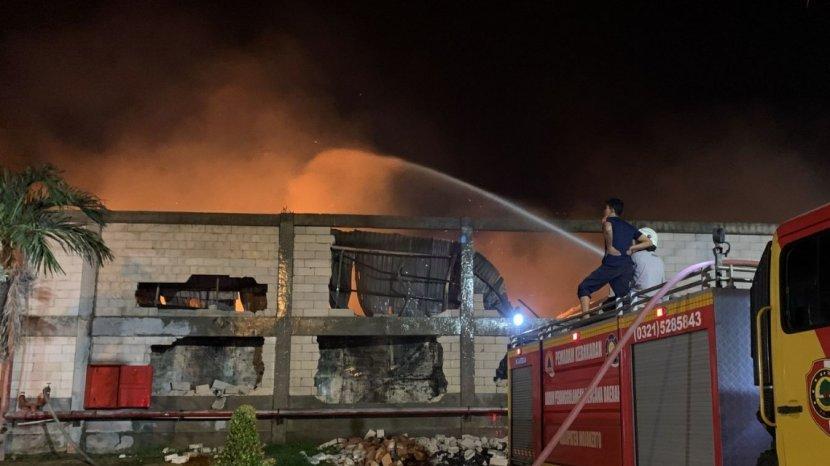 Petugas PMK Padamkan Api Lebih Dari 24 Jam Di Pabrik Tisu Mojokerto