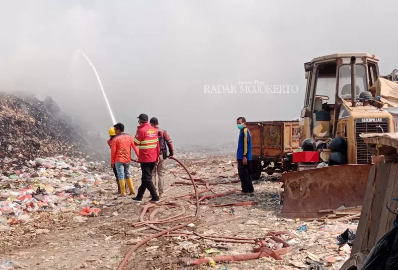 TPA Randegan Kota Mojokerto Terbakar Imbas Cuaca Panas