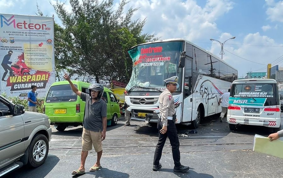 Sopir Bus Menjadi Tersangka  Dari Laka Beruntun Di Singosari