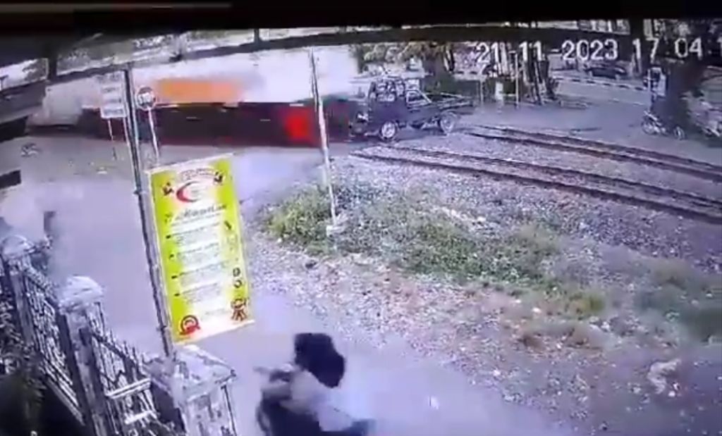 KA Di Lamongan Menabrak Pikap Mogok  Di Rel