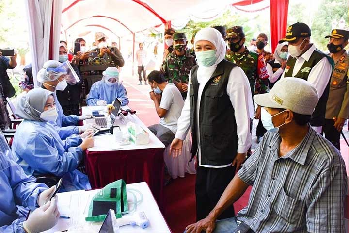 Gubernur Khofifah Gelontor Bantuan Korban Banjir Bandang Batu