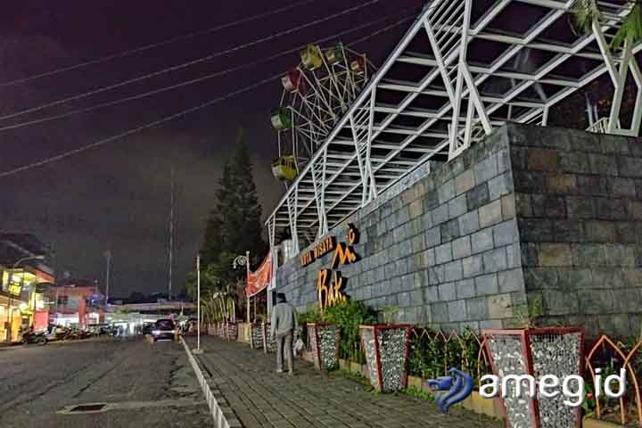 Malam Minggu PPKM, Begini Suasana Alun-alun KWB