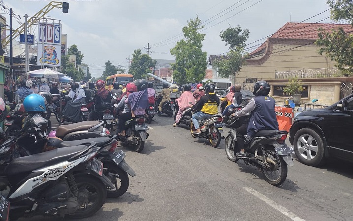 Rekayasa Lantas Dua Arah di Situbondo Amburadul