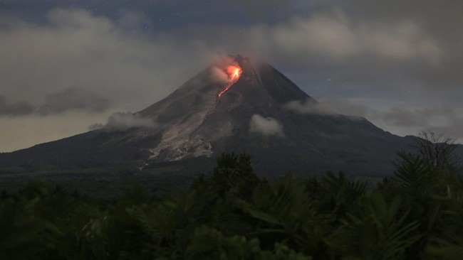 BNPB Sebut Gunung Marapi Masih Aktif