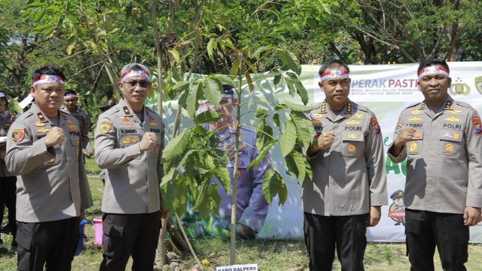 Mabes Polri Dan Polda Jatim Lakukan Penghijauan Di Kenpark Surabaya