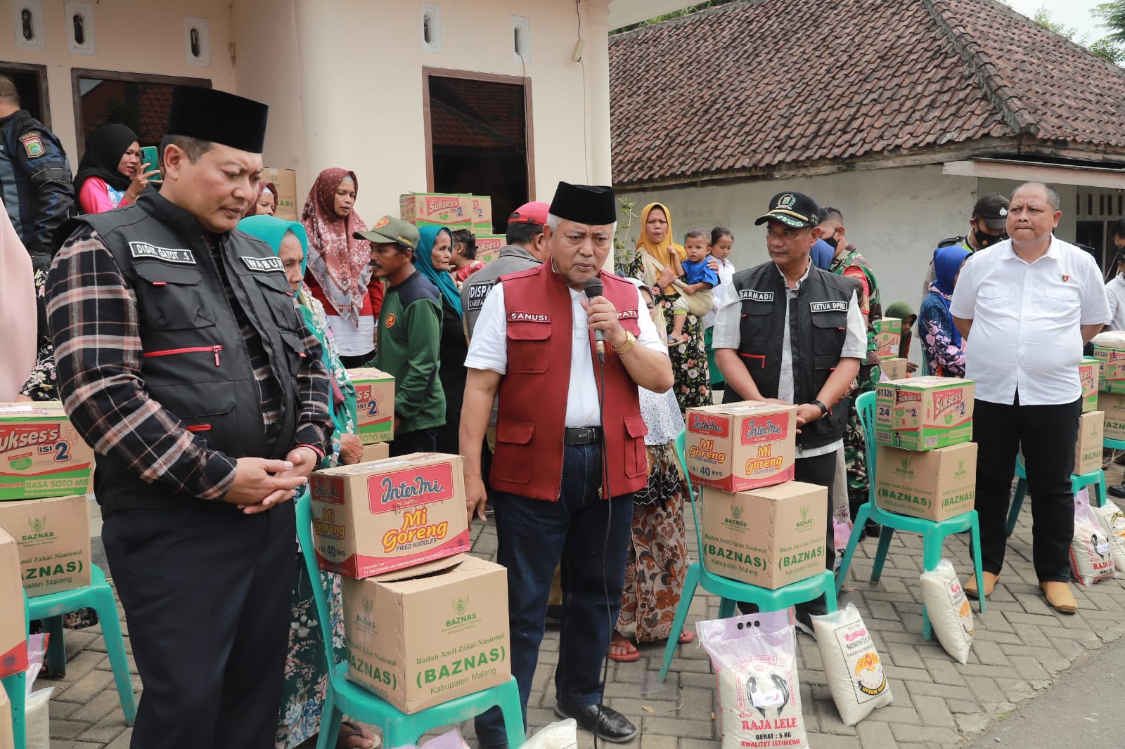 Bupati Malang Bagikan Bantuan untuk Ratusan KK di Dusun Terpencil
