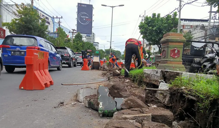 Median Jl Basuki Rahmat Dipasang Water Barrier