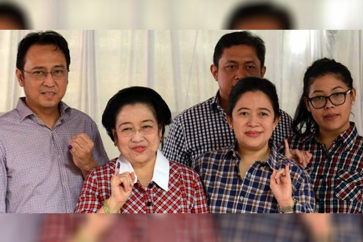 Didampingi Tiga Anaknya, Megawati Terima Gelar Profesor Kehormatan dari Unhan