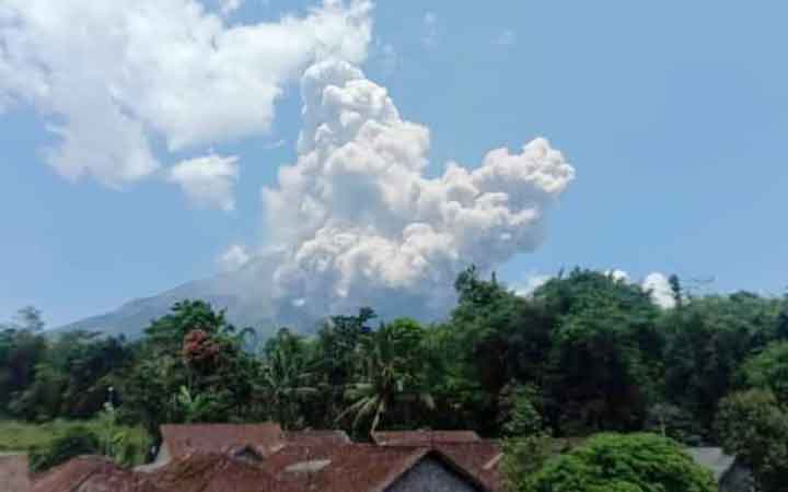 Gunung Merapi Luncurkan Awan Panas ke Arah Kali Bebeng