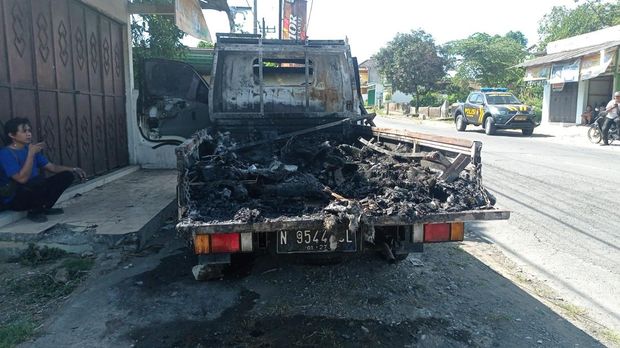 Sebuah Mobil Pickup Bermuatan Paket AC Terbakar di Blitar