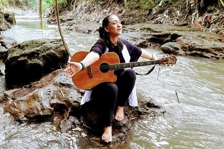 Lagu Sadhana Dewi Masih Bicara Cinta, Alam dan Kehidupan