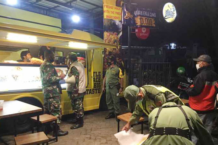 Nekat Makan di Warung, Siap-siap Diangkut Petugas