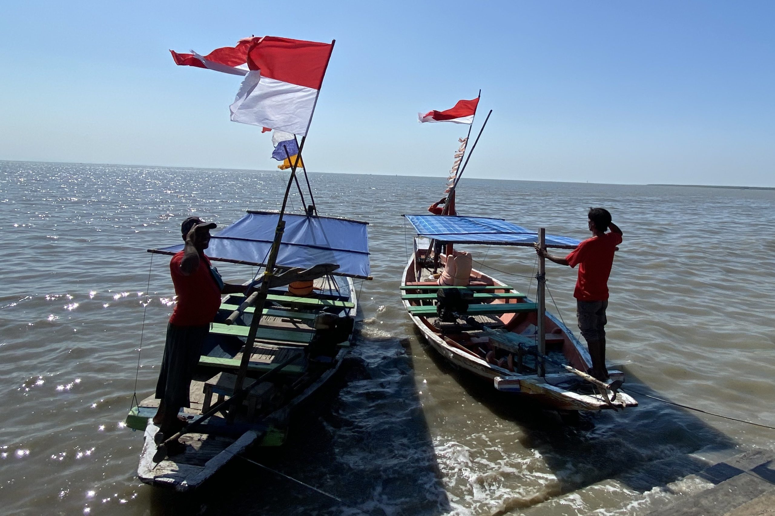 Ratusan Nelayan Surabaya Ikuti Upacara Hut Ri Di Tengah Laut