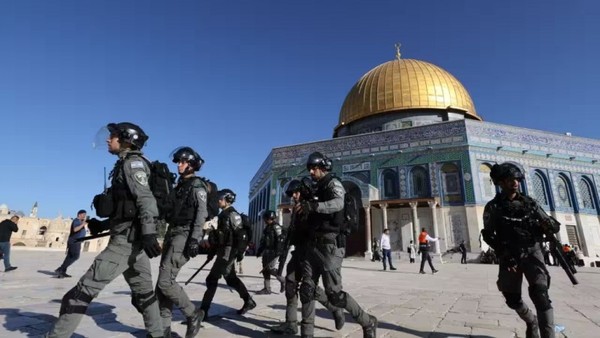 Muslim Yang Shalat Di Masjidil Aqsa Dibatasi Oleh Pasukan Israel