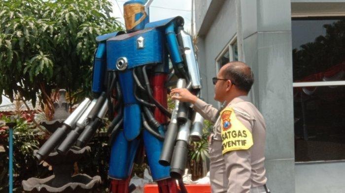 Ada 210 Knalpot Brong Yang Dipasang Untuk Membuat Patung Transformers