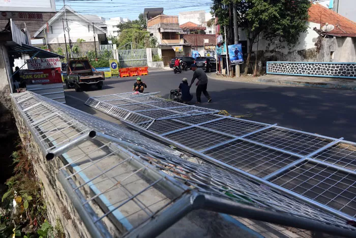 Sejumlah Jembatan di Kota Malang Mulai Dipasang Jaring Pelindung