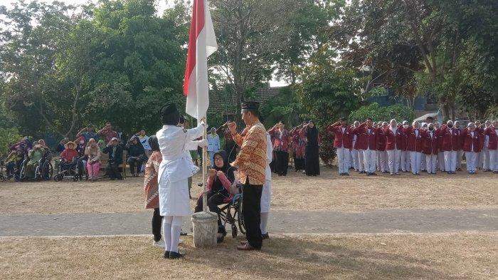 Penyandang Disabilitas Semangat Mengikuti Upacara Bendera