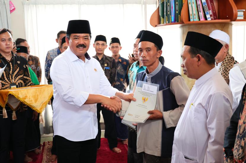 Kepala BPN Berikan 1.144 Sertifikat Redistribusi Tanah ke Warga Kabupaten Malang