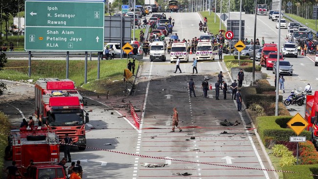 Pesawat Di Malaysia Jatuh Ke Jalanan, 10 Orang Dilaporkan Meninggal Dunia