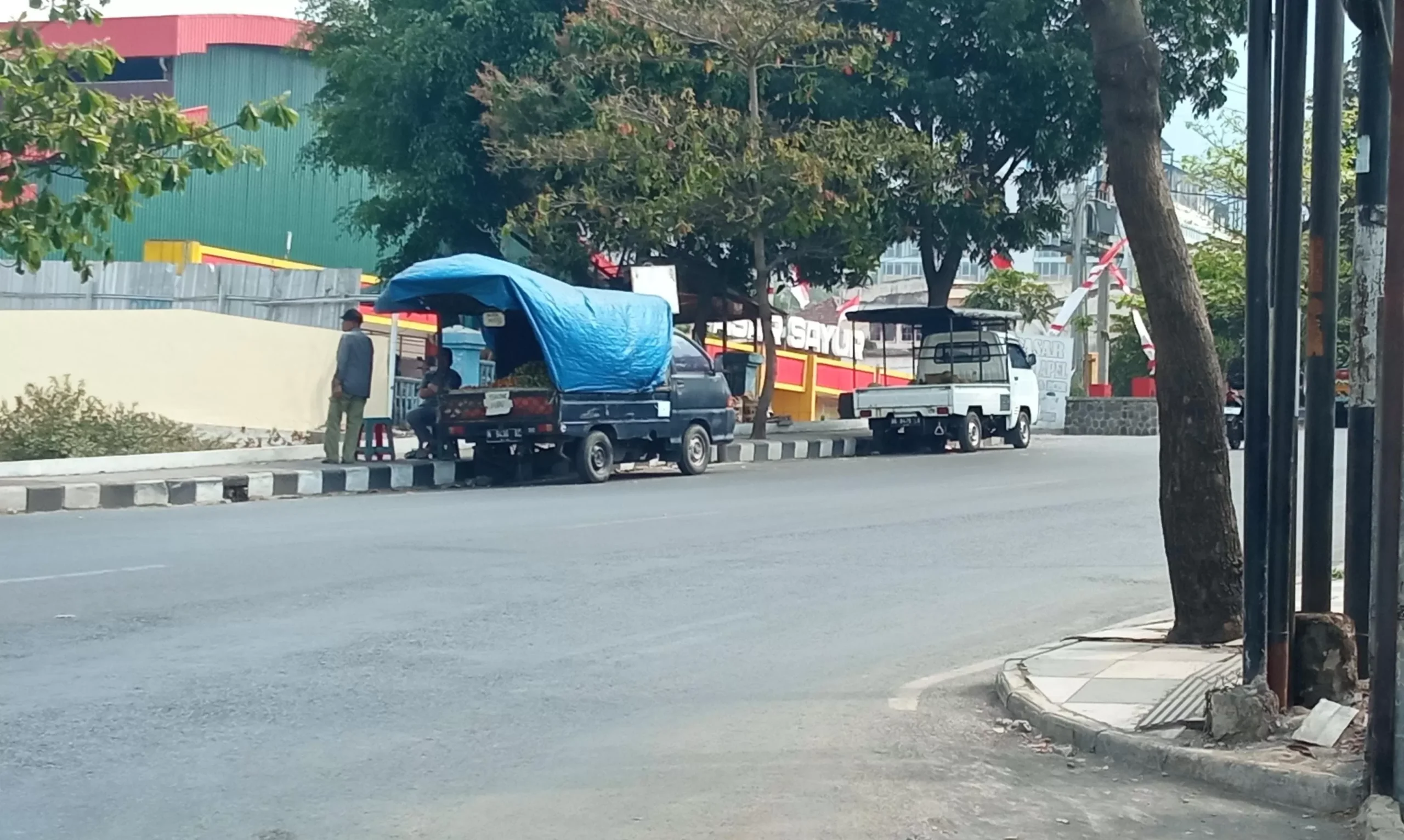 Banyak Pedagang di Kota Batu Yang Memilih Berjualan di Pinggir Jalan Dewi Sartika