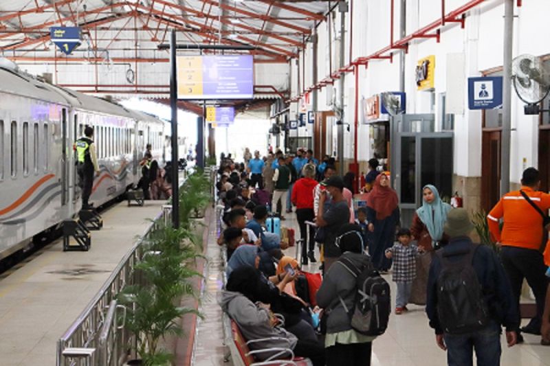 Jalur Kereta Semarang Lancar Kembali Setelah Kecelakaan KA Brantas