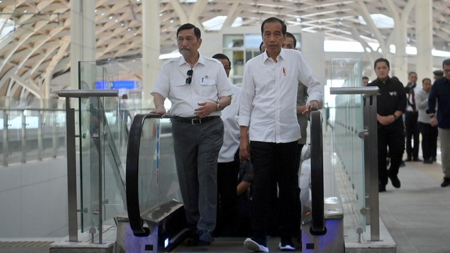 Presiden Jokowi Kunjungi Luhut di Singapura