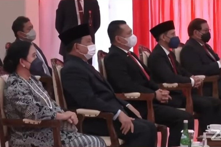 Hadiri Penganugerahan Gelar Profesor untuk Megawati, Prabowo-Puan Berdampingan