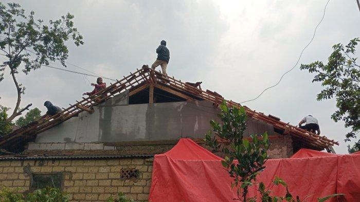 Enam Rumah Rusak Akibat Hujan Deras Dan Angin Kencang Di Sukabumi