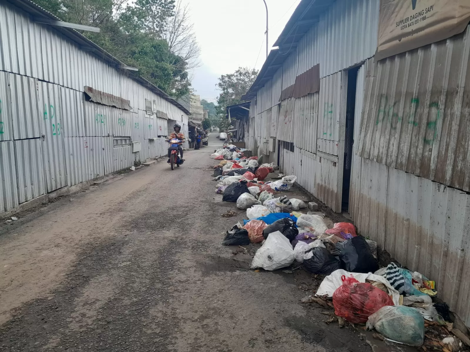 Imbas Warga Buang Sampah Sembarangan Pembelajaran Sekolah di Batu Terganggu