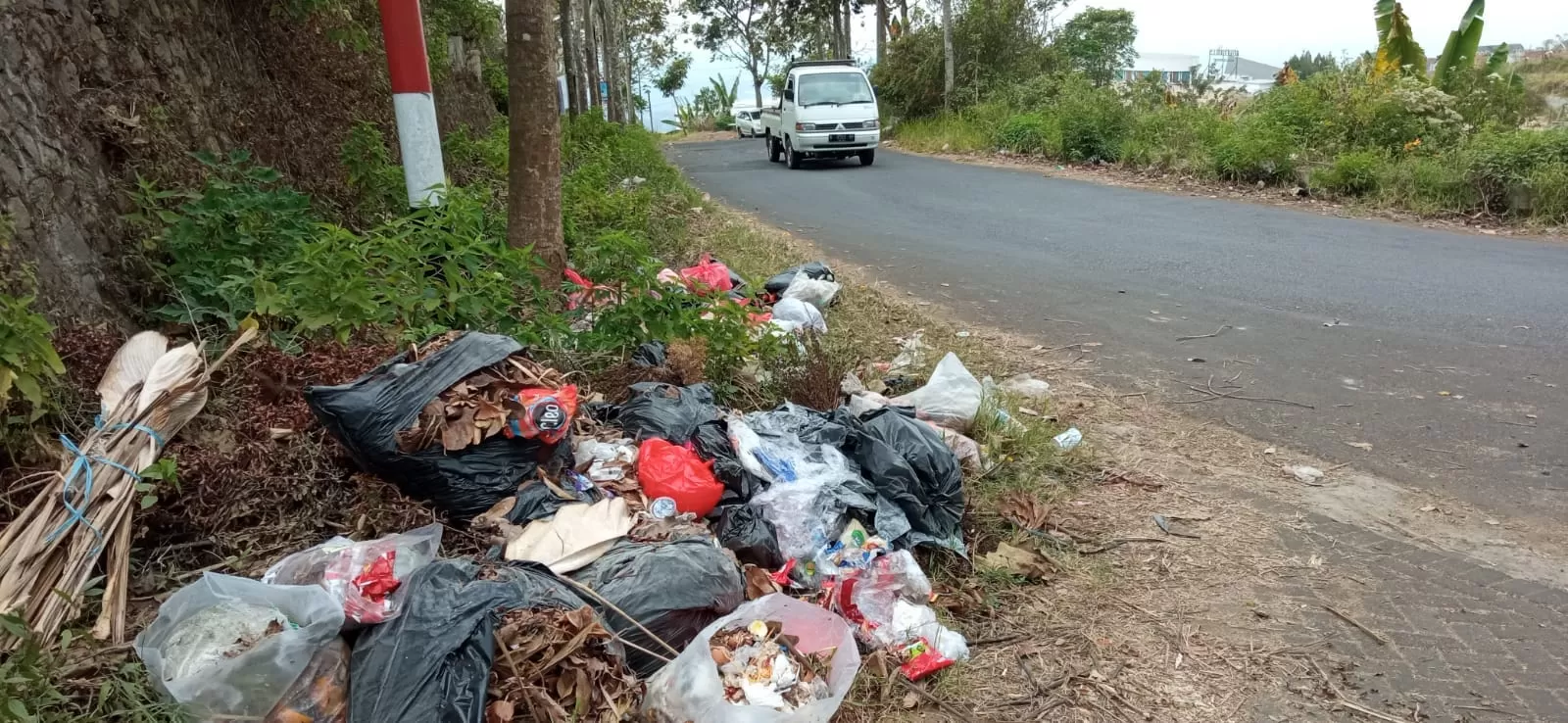 Jalan Di Kota Batu Banyak Dijadikan Tempat Membuang Sampah Oleh Masyarakat