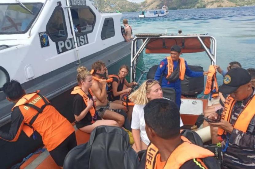 Tim Sar Gabungan Evakuasi 37 Wisatawan Kapal Kandas Di Labuan Bajo