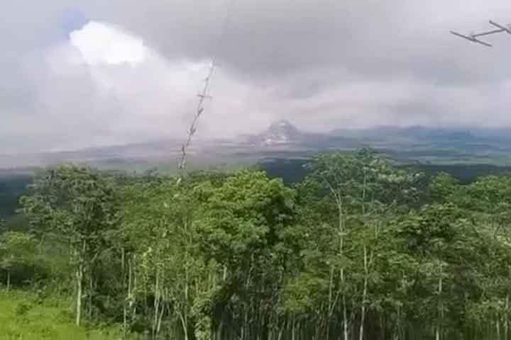 Semeru Kembali Muntahkan Awan Panas