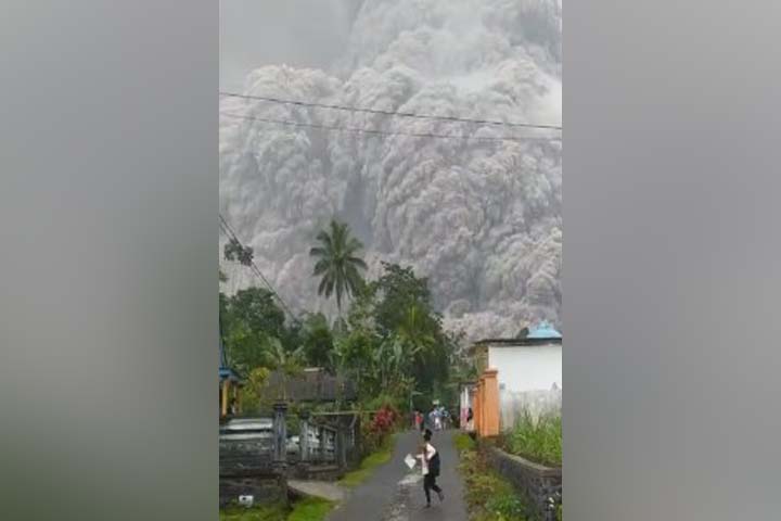 Gunung Semeru Semburkan Lava Panas