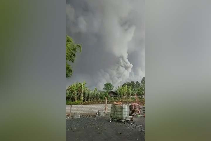 Dua Desa Gelap Gulita Tertutup Awan Semeru