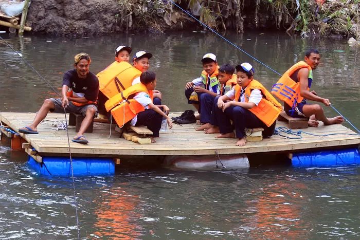 Belasan Anak Berseragam SMP Antri Gethek di Perbatasan Bumiayu Kota Malang