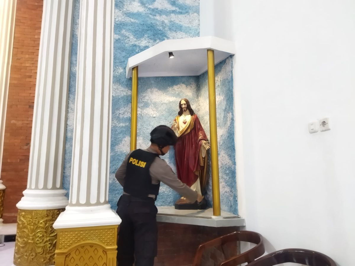Jelang Ibadah Natal, Aparat Kepolisian Lakukan Sterilisasi Gereja di Malang