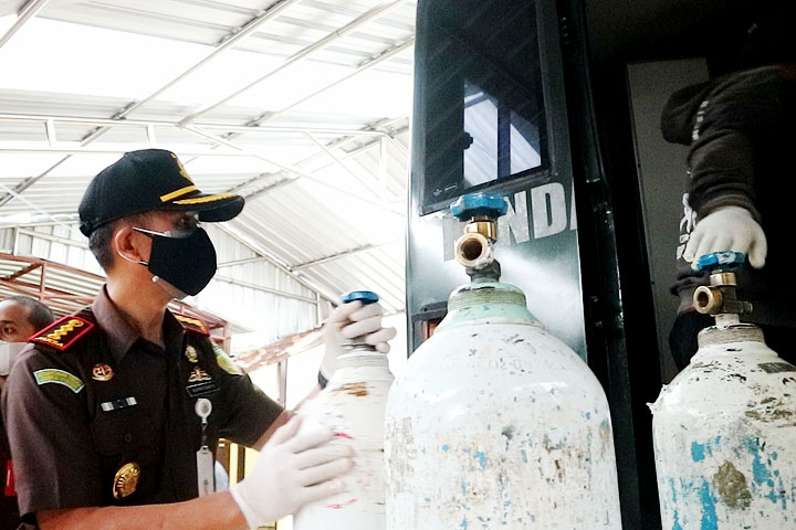 Mobil Tahanan Kejari Kota Batu Angkut Tabung Oksigen, Bantu Ketersediaan RS