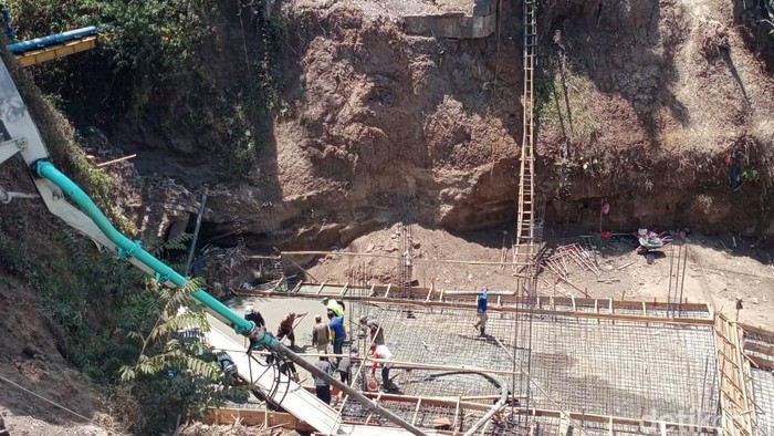 Warga Secara Mandiri Benahi Jembatan Lembah Dieng Karena Tidak Kunjung Ada Perbaikan  