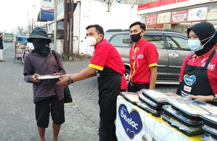 Setiap Hari, Alfamart Berbagi Paket Takjil