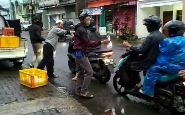 Promosikan Kota Batu dengan Bagi Takjil Gemarici