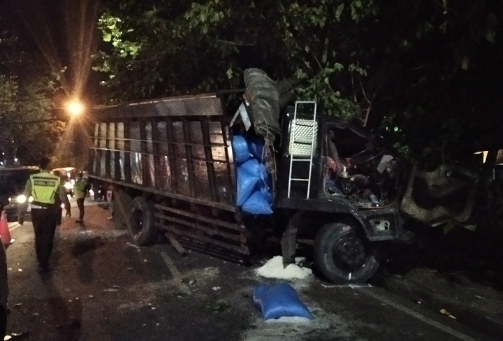 Truk Ngeblong di Batu, Nabrak Pohon dan Pengendara Motor