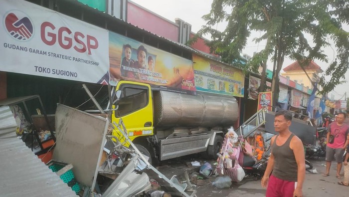 Laka Di Ngawi Truk Tangki Tabrak Motor Hingga Gerobak PKL