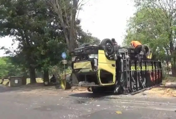 Mobil Satpol Pp Ditabrak Truk Yang Terobos Lampu Merah Di Jombang