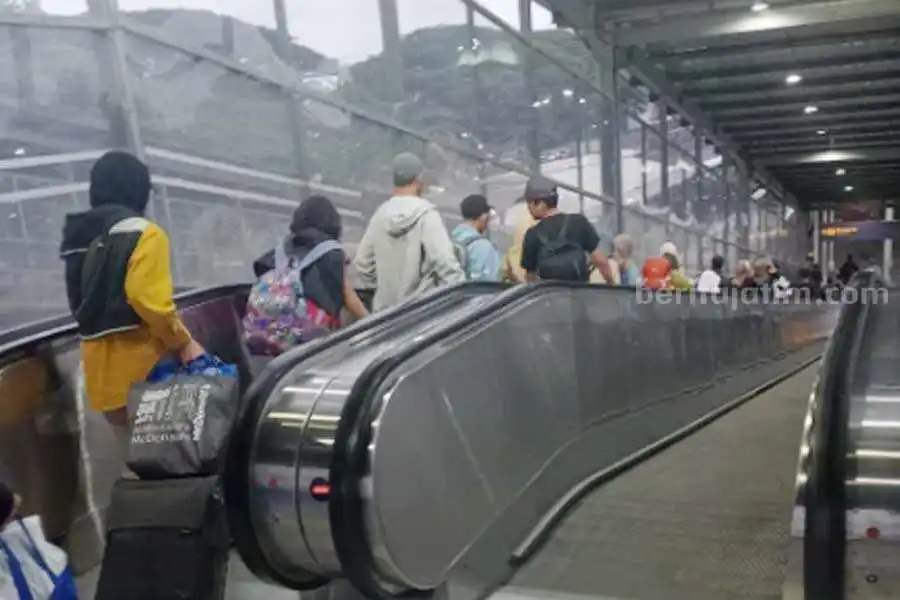 Ribuan Penumpang Membludak dari Stasiun KA Kota Malang