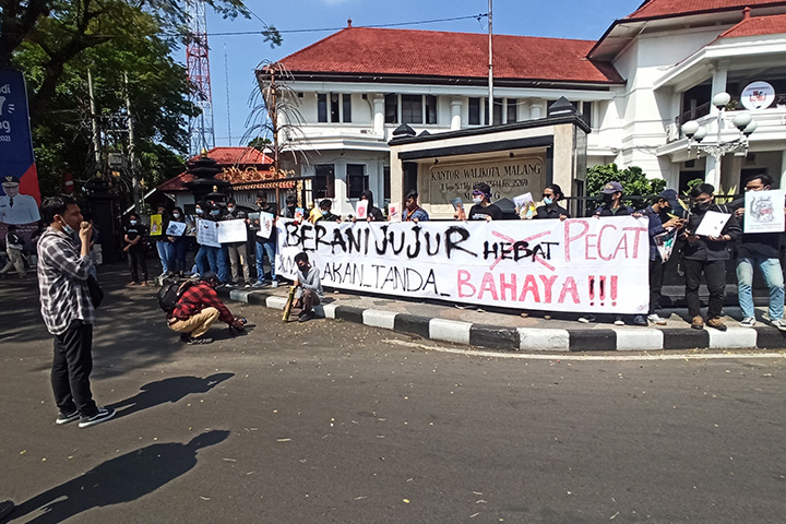 Solidaritas Malang Melawan Unjuk Rasa Pelemahan KPK di Depan Balai Kota