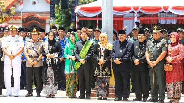 Di Hari Jadi Jatim, Kepala Daerah Berprestasi Dapat Penghargaan dari Khofifah