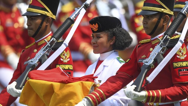 Saat Upacara HUT RI di Istana Sepatu Pembawa Bendera Pusaka Copot