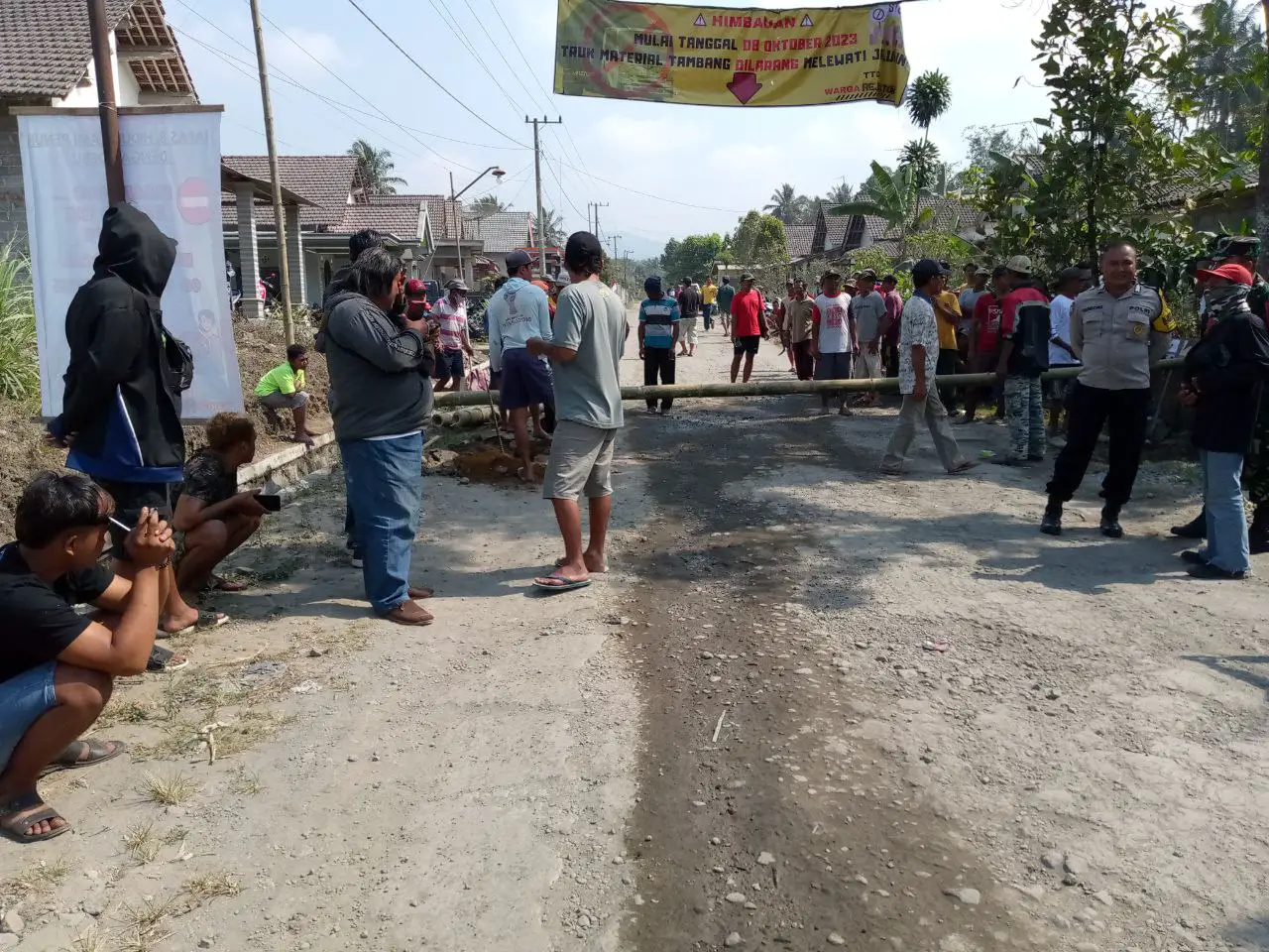 Warga Blitar Tutup Akses Jalan karena Kesal dengan Tambang Pasir Ilegal